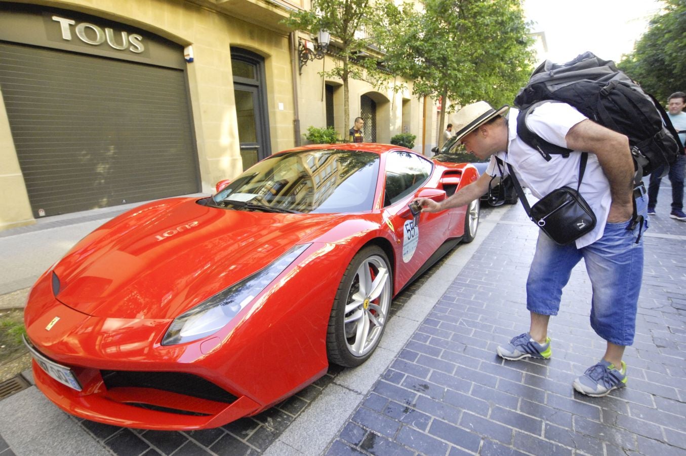 Donostia ha sido el epicentro del automovilismo clásico al celebrarse la tercera edición de la San Sebastián Circuit Spirit. Más de 80 vehículos clásicos, desde 1923 al 1969, y deportivos actuales de alta gama, han recorrido parte de Gipuzkoa y de Iparralde.