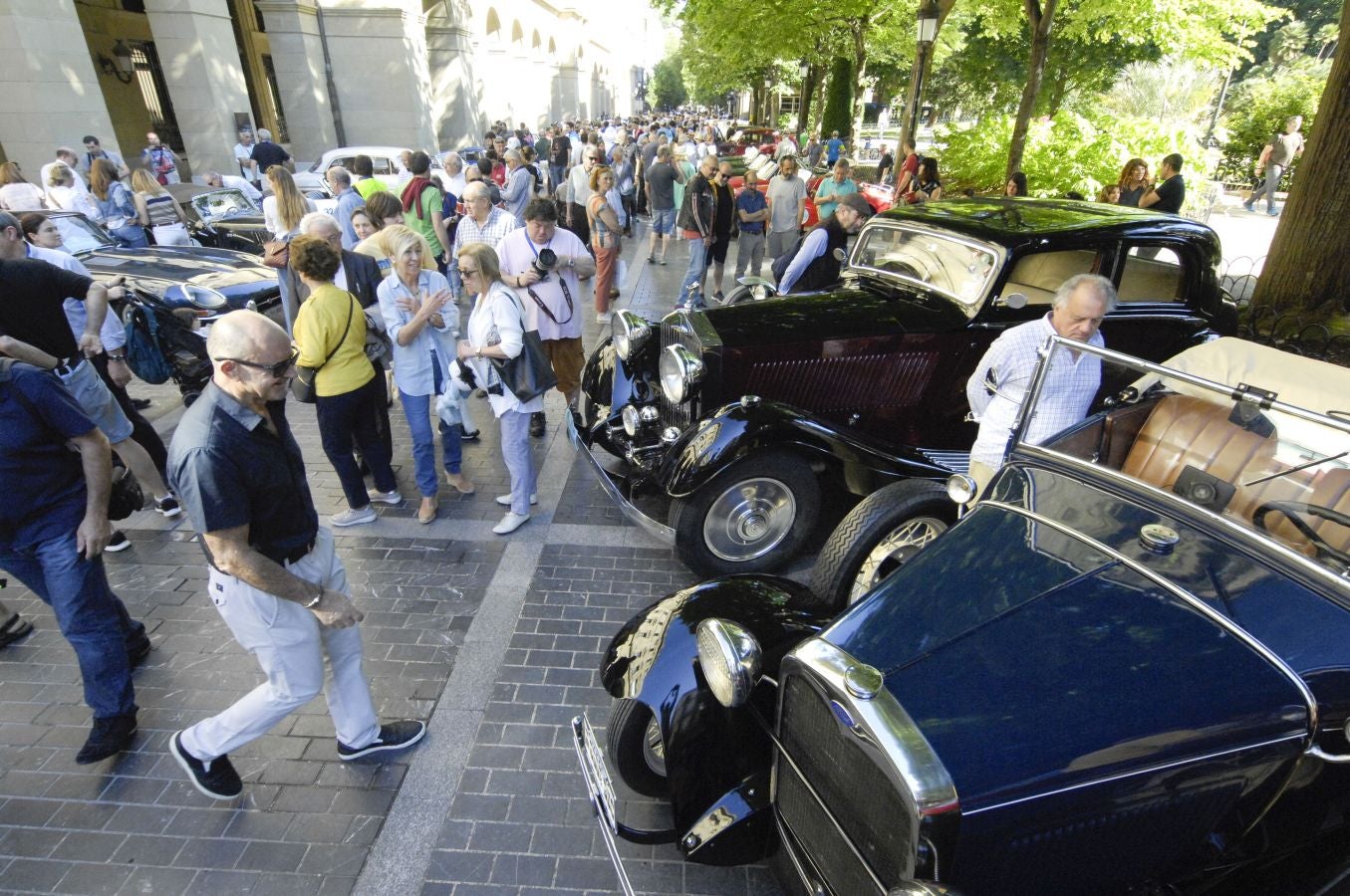 Donostia ha sido el epicentro del automovilismo clásico al celebrarse la tercera edición de la San Sebastián Circuit Spirit. Más de 80 vehículos clásicos, desde 1923 al 1969, y deportivos actuales de alta gama, han recorrido parte de Gipuzkoa y de Iparralde.