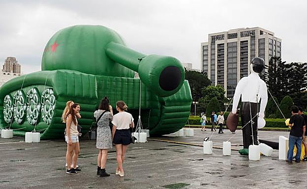 Un tanque hinchable y una figura hinchable recuerdan en Taipei lo ocurrido en Tiananmente. 