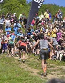 Imagen secundaria 2 - El corredor Killian Jornet, en cabeza con el dorsal número 4. El esfuerzo y el calor del público resultan determinantes en la carrera. 