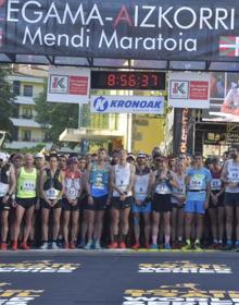 Imagen secundaria 2 - El público ha arropado a los deportistas esta mañana en la salida de la Zegama - Aizkorri. 