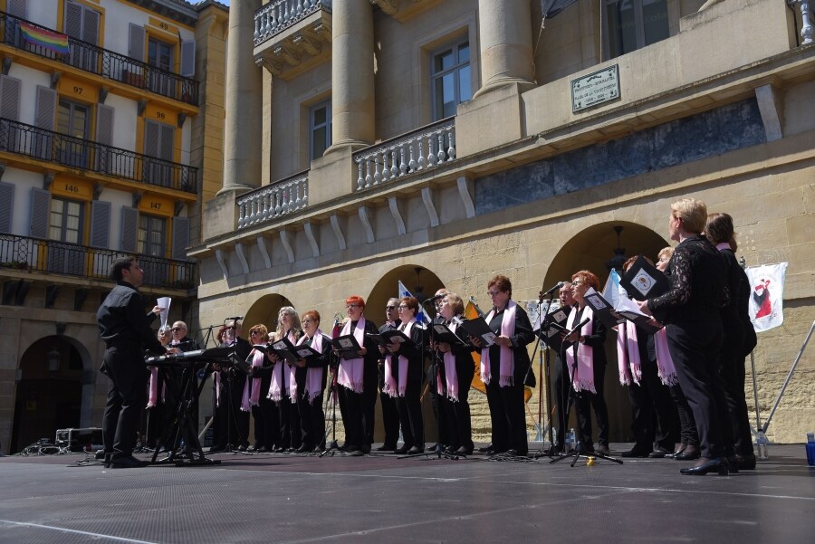 La plaza de la Constitución, en Donostia, ha acogido la divertida fiesta de las Casas Regionales. Así, decenas de vecinos y curiosos se han acercado para disfrutar de los diversos bailes y tradiciones.