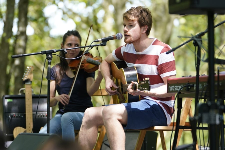 Basoka, el minifestival musical que todos los años se celebra entre los árboles del bosque de Miramón, se ha convertido en una de las citas ineludibles de Olatu Talka. Esta vez Basoka recupera su formato habitual con funciones con un marcado color folkie, 