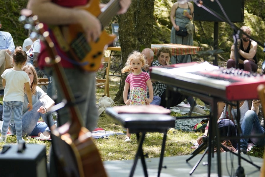 Basoka, el minifestival musical que todos los años se celebra entre los árboles del bosque de Miramón, se ha convertido en una de las citas ineludibles de Olatu Talka. Esta vez Basoka recupera su formato habitual con funciones con un marcado color folkie, 