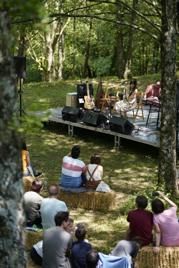 Basoka, el minifestival musical que todos los años se celebra entre los árboles del bosque de Miramón, se ha convertido en una de las citas ineludibles de Olatu Talka. Esta vez Basoka recupera su formato habitual con funciones con un marcado color folkie, 
