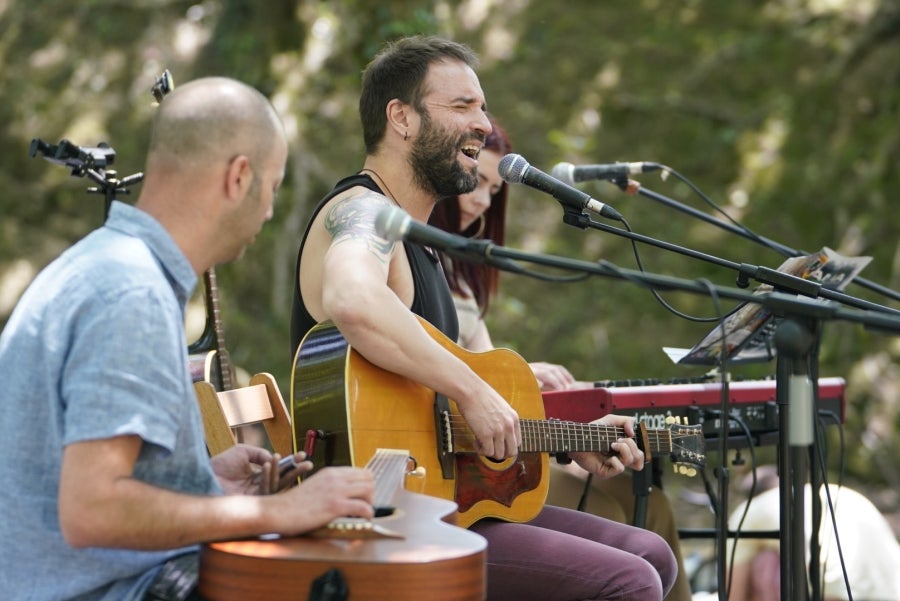 Basoka, el minifestival musical que todos los años se celebra entre los árboles del bosque de Miramón, se ha convertido en una de las citas ineludibles de Olatu Talka. Esta vez Basoka recupera su formato habitual con funciones con un marcado color folkie, 