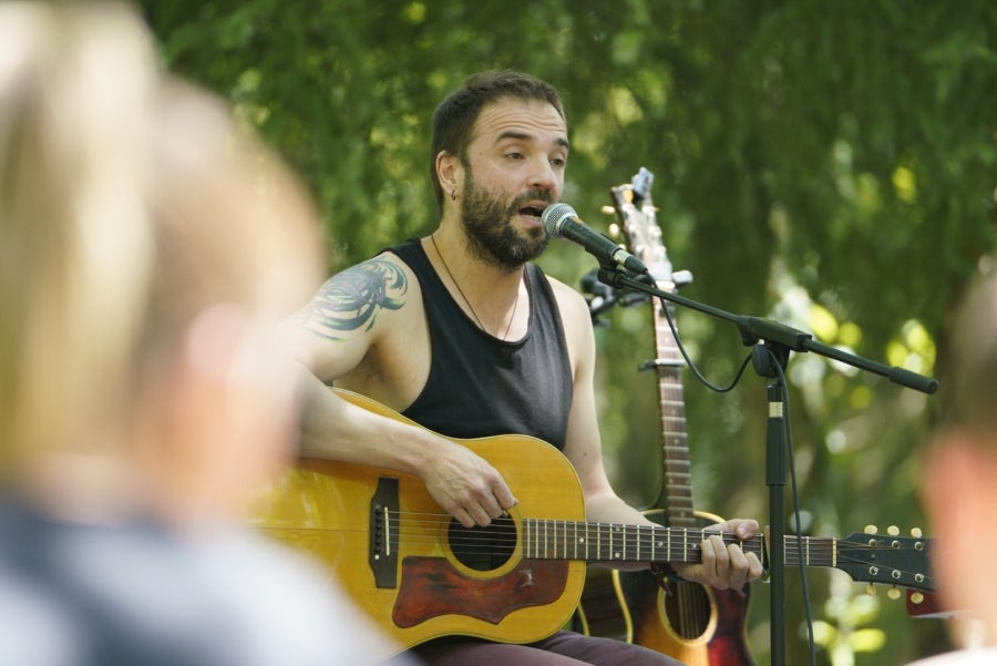 Basoka, el minifestival musical que todos los años se celebra entre los árboles del bosque de Miramón, se ha convertido en una de las citas ineludibles de Olatu Talka. Esta vez Basoka recupera su formato habitual con funciones con un marcado color folkie, 