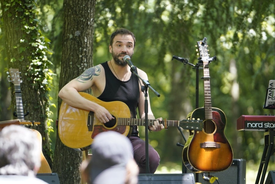 Basoka, el minifestival musical que todos los años se celebra entre los árboles del bosque de Miramón, se ha convertido en una de las citas ineludibles de Olatu Talka. Esta vez Basoka recupera su formato habitual con funciones con un marcado color folkie, 