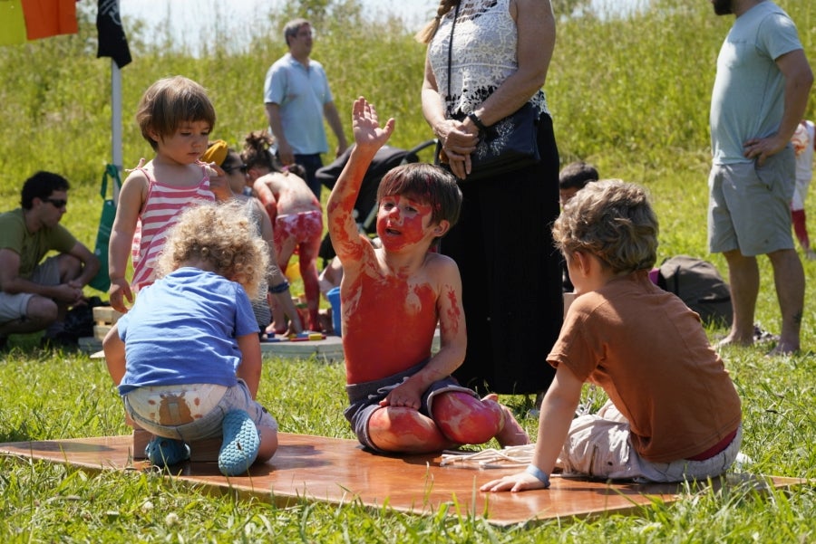 Basoka, el minifestival musical que todos los años se celebra entre los árboles del bosque de Miramón, se ha convertido en una de las citas ineludibles de Olatu Talka. Esta vez Basoka recupera su formato habitual con funciones con un marcado color folkie, 