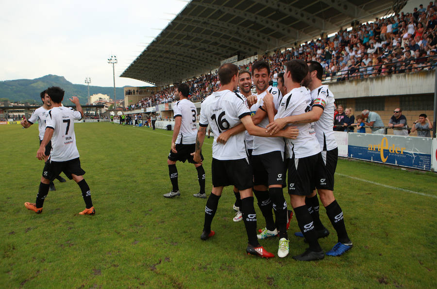 Los irundarras se impusieron por 2-0 al Jumilla para certificar la permanencia en 2ª B una temparada más