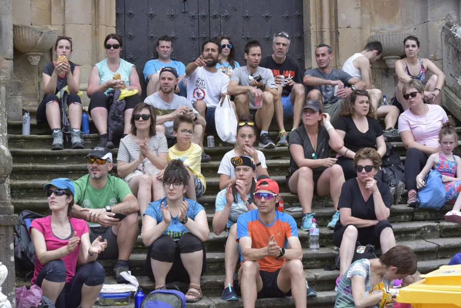 Zegama - Aizkorri ha recibido la visita de cientos de participantes y curiosos que han decidido disfrutar del buen tiempo con el mejor deporte al aire libre. 