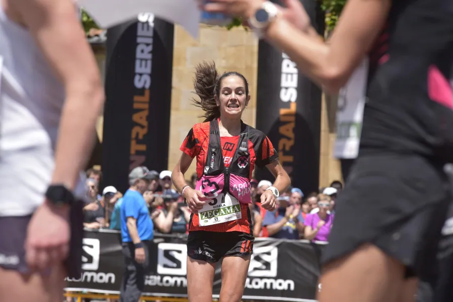 Zegama - Aizkorri ha recibido la visita de cientos de participantes y curiosos que han decidido disfrutar del buen tiempo con el mejor deporte al aire libre. 