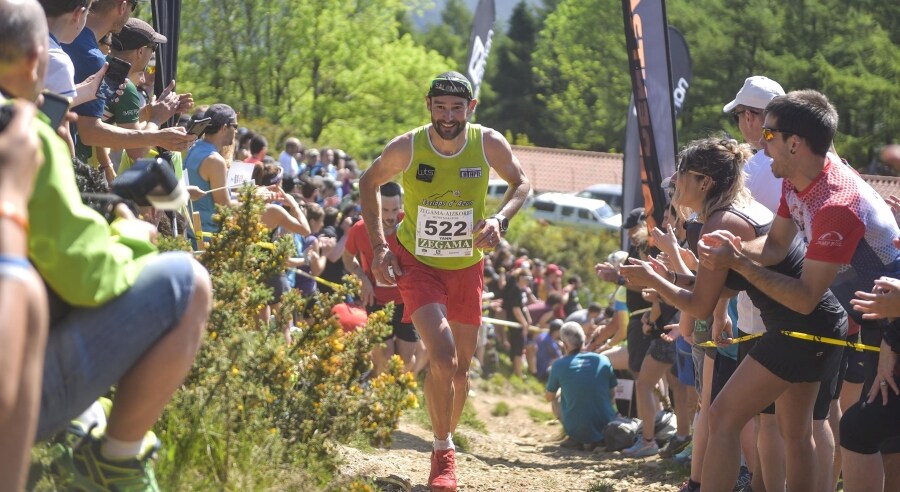 Zegama - Aizkorri ha recibido la visita de cientos de participantes y curiosos que han decidido disfrutar del buen tiempo con el mejor deporte al aire libre. 