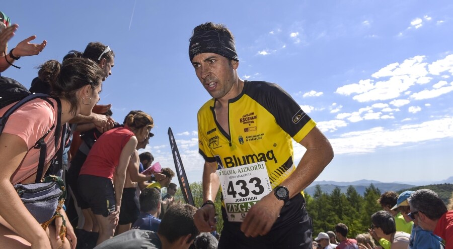 Zegama - Aizkorri ha recibido la visita de cientos de participantes y curiosos que han decidido disfrutar del buen tiempo con el mejor deporte al aire libre. 