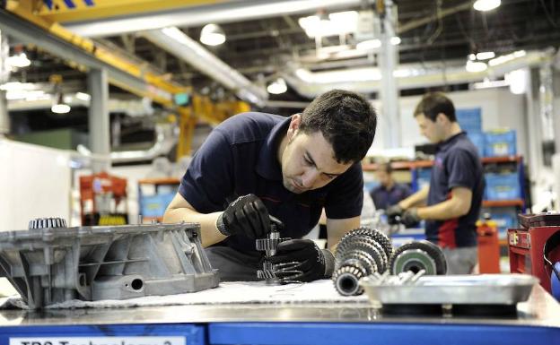 Un empleado de Nissan en la fábrica de la multinacional automovilística en Barcelona.