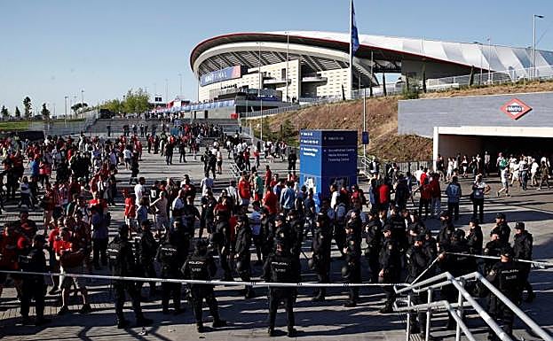 Agentes de la Policía Nacional montan guardia para establecer un dispositivo de seguridad en torno al estadio Wanda Metropolitano.