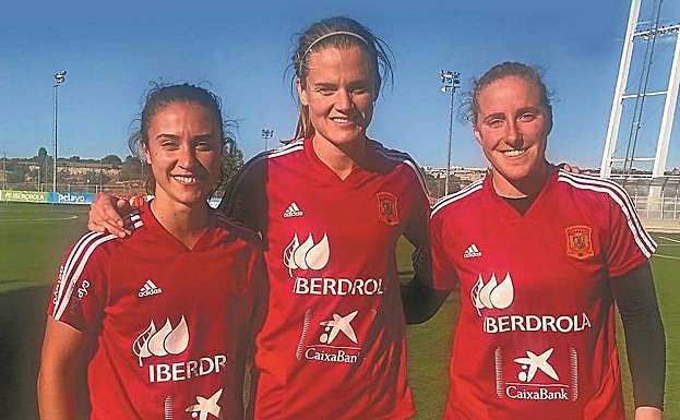 Nahikari García, Irene Paredes y Mariasun Quiñones, durante la concentración de la selección preparando el Mundial que comienza el viernes. 