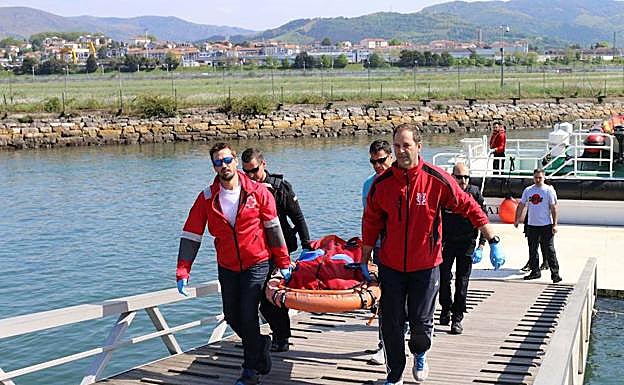 La Cruz Roja del Mar recupera el cadaver de un pescador navarro desaparecido en las rocas de Jaizkibel. 