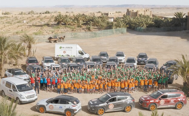 Emocionados, la caravana completa de la expedición, saluda en los alrededores de Erfoud, donde la gama de vehículos Hyundai Tucson y Santa Fe mostraron sus cualidades ruteras