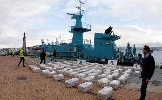 El pesquero 'Gure Leire' y la droga decomisada, en el puerto de Vigo.