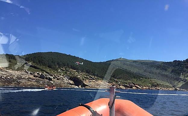 Las dos lanchas de Cruz Roja Hondarribia, la Guadalupeko Ama y la Oleaso, acudieron el pasado sábado al rescate de los pescadores accidentados en la cala Eretzin Zabala de Jaizkibel.