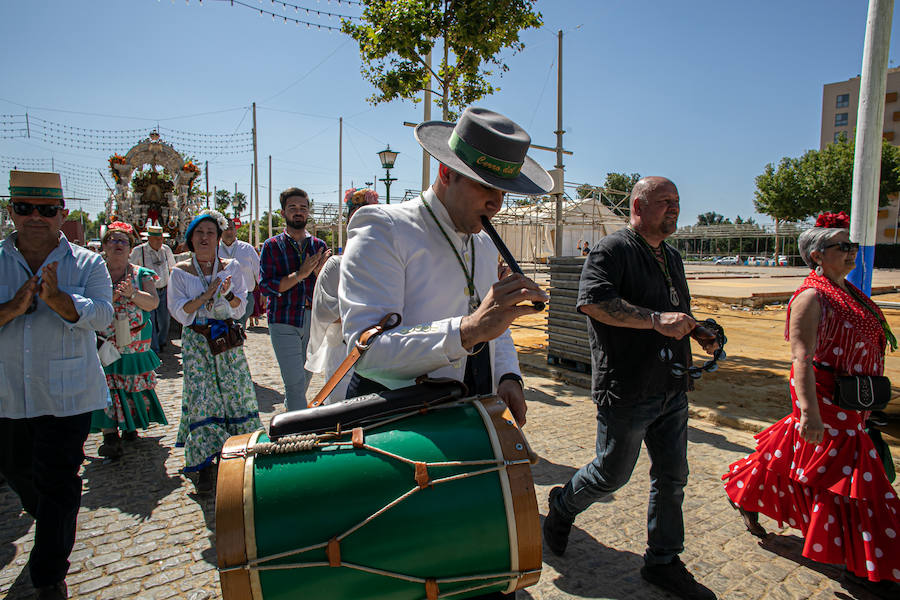 Miles de peregrinos han iniciado la romería del Roció. Este año son 124 las hermandades filiales que hará el camino hasta la aldea, tres más que el pasado año, La romería recorre los caminos del Parque Nacional de Doñana hasta llegar a la fiesta del Rocío donde los rocieros esperarán a que saquen a la 'Blanca Paloma', como se conoce coloquialmente a la Virgen del Rocío. La noche del domingo se celebra una gran fiesta rociera y se realiza el rezo del rosario hasta la llegada del alba cuando se produce el esperado 'salto de la reja' y comienza la procesión de la 'Blanca Paloma'. Este año se celebra el 8 de junio el Centenario de la Coronación Canónica de la Virgen del Rocío.