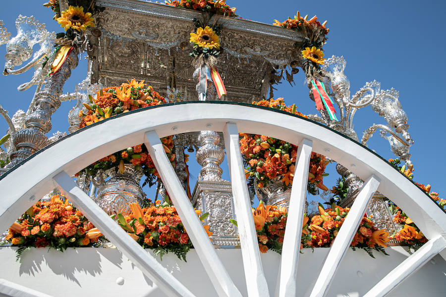 Miles de peregrinos han iniciado la romería del Roció. Este año son 124 las hermandades filiales que hará el camino hasta la aldea, tres más que el pasado año, La romería recorre los caminos del Parque Nacional de Doñana hasta llegar a la fiesta del Rocío donde los rocieros esperarán a que saquen a la 'Blanca Paloma', como se conoce coloquialmente a la Virgen del Rocío. La noche del domingo se celebra una gran fiesta rociera y se realiza el rezo del rosario hasta la llegada del alba cuando se produce el esperado 'salto de la reja' y comienza la procesión de la 'Blanca Paloma'. Este año se celebra el 8 de junio el Centenario de la Coronación Canónica de la Virgen del Rocío.