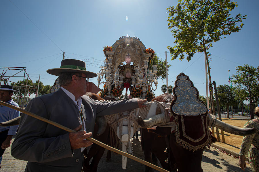 Miles de peregrinos han iniciado la romería del Roció. Este año son 124 las hermandades filiales que hará el camino hasta la aldea, tres más que el pasado año, La romería recorre los caminos del Parque Nacional de Doñana hasta llegar a la fiesta del Rocío donde los rocieros esperarán a que saquen a la 'Blanca Paloma', como se conoce coloquialmente a la Virgen del Rocío. La noche del domingo se celebra una gran fiesta rociera y se realiza el rezo del rosario hasta la llegada del alba cuando se produce el esperado 'salto de la reja' y comienza la procesión de la 'Blanca Paloma'. Este año se celebra el 8 de junio el Centenario de la Coronación Canónica de la Virgen del Rocío.