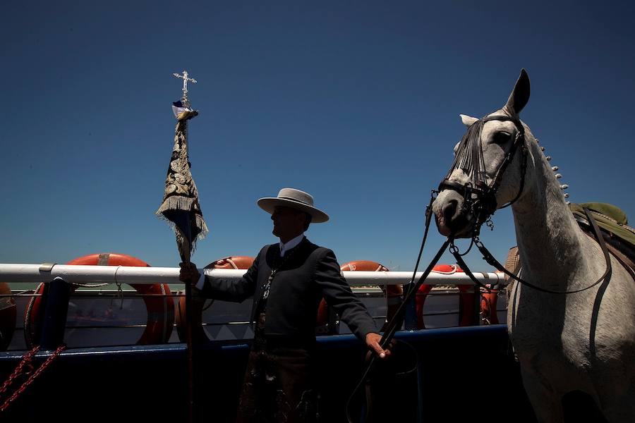 Miles de peregrinos han iniciado la romería del Roció. Este año son 124 las hermandades filiales que hará el camino hasta la aldea, tres más que el pasado año, La romería recorre los caminos del Parque Nacional de Doñana hasta llegar a la fiesta del Rocío donde los rocieros esperarán a que saquen a la 'Blanca Paloma', como se conoce coloquialmente a la Virgen del Rocío. La noche del domingo se celebra una gran fiesta rociera y se realiza el rezo del rosario hasta la llegada del alba cuando se produce el esperado 'salto de la reja' y comienza la procesión de la 'Blanca Paloma'. Este año se celebra el 8 de junio el Centenario de la Coronación Canónica de la Virgen del Rocío.