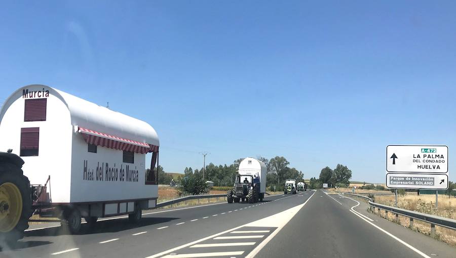 Miles de peregrinos han iniciado la romería del Roció. Este año son 124 las hermandades filiales que hará el camino hasta la aldea, tres más que el pasado año, La romería recorre los caminos del Parque Nacional de Doñana hasta llegar a la fiesta del Rocío donde los rocieros esperarán a que saquen a la 'Blanca Paloma', como se conoce coloquialmente a la Virgen del Rocío. La noche del domingo se celebra una gran fiesta rociera y se realiza el rezo del rosario hasta la llegada del alba cuando se produce el esperado 'salto de la reja' y comienza la procesión de la 'Blanca Paloma'. Este año se celebra el 8 de junio el Centenario de la Coronación Canónica de la Virgen del Rocío.