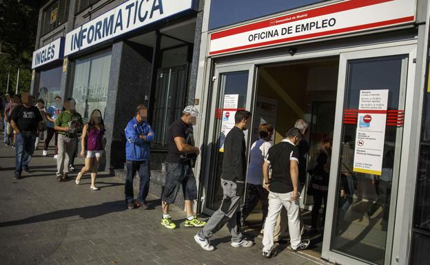El Gobierno insta al Banco de España a reconocer su «error» sobre el alza del SMI