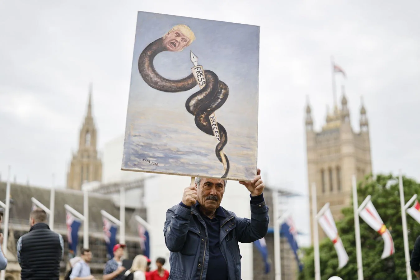 Decenas de personas se han manifestado en la capital de Inglaterra para mostrar su rechazo a las políticas del presidente de EE UU, Donald Trump, de visita oficial en la ciudad