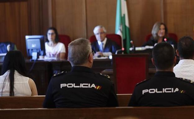 La madre del bebé muerto y su expareja comparecen en el juicio.