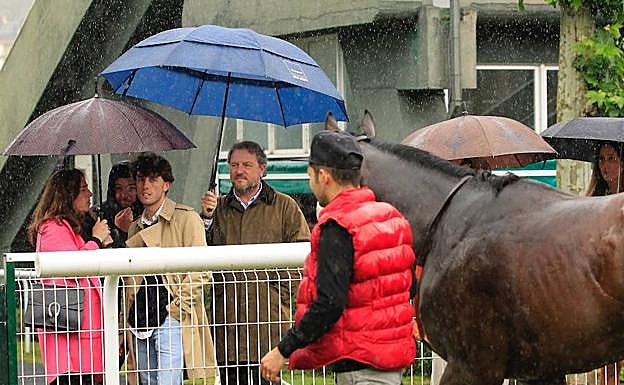 Álvaro Odriozola, junto a familiares este miércoles en el Hipódromo donostiarra.