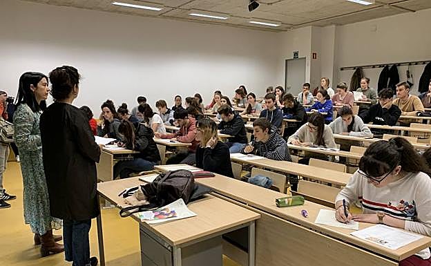 Los estudiantes sentados en los pupitres durante el examen 
