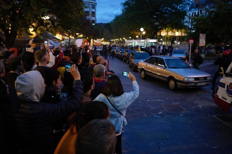 El Boulevard de San Sebastián ha sido escenario de una recreación de la violencia en los 90 en la ciudad, dentro del rodaje de la serie 'Patria'.