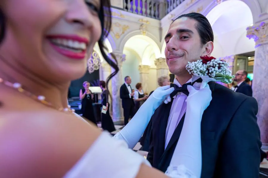 Parejas bailan en la primera edición de la Gala del baile vienés este jueves en el Hotel Ritz-Carlton de la Paix en Ginebra (Suiza). El primer evento de esta clase se realizó en el Palacio de las Naciones para los integrantes de la comunidad diplomática en 1937.