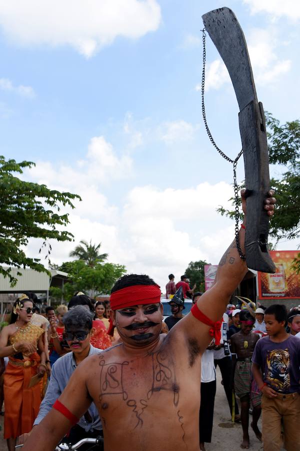 Los manifestantes desfilan durante el festival anual «Pring Ka-Ek» o «casa del espíritu» para orar por la fortuna y la lluvia en las afueras de Phnom Penh