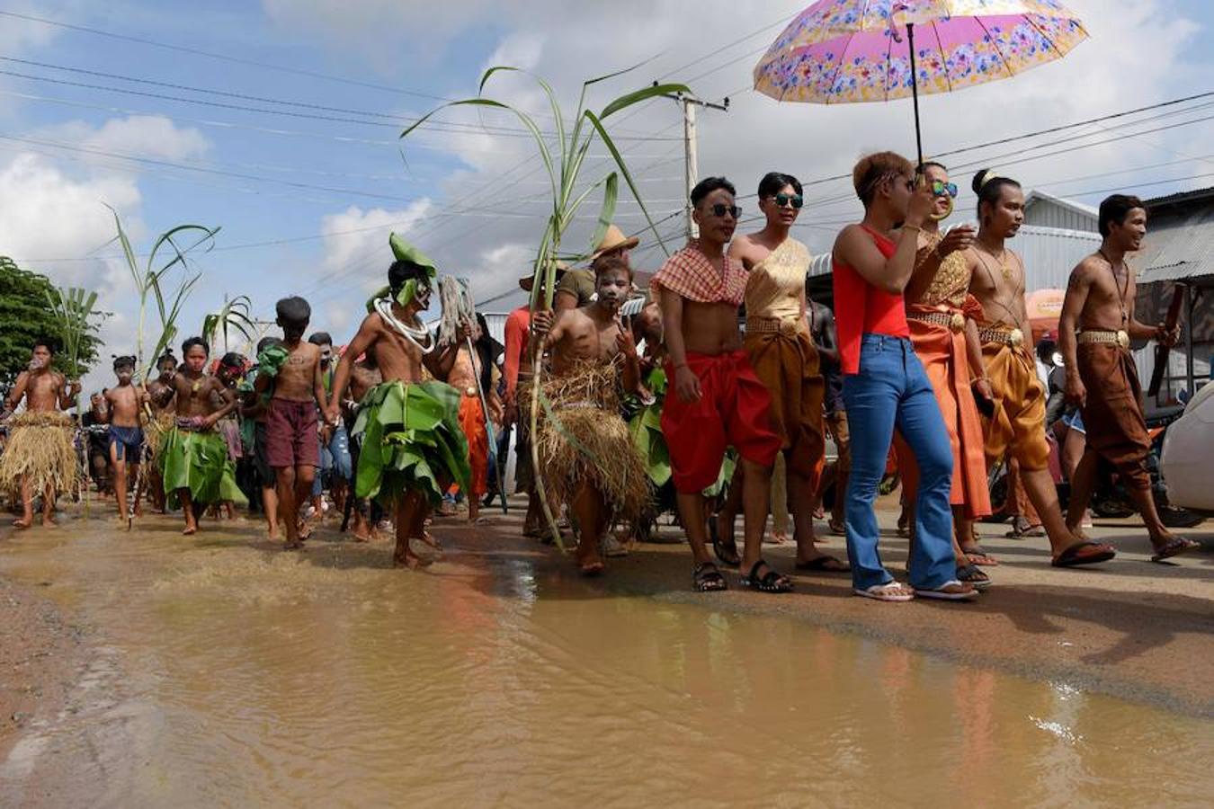 Los manifestantes desfilan durante el festival anual «Pring Ka-Ek» o «casa del espíritu» para orar por la fortuna y la lluvia en las afueras de Phnom Penh