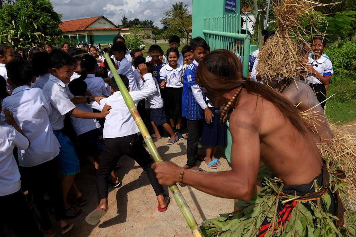 Los manifestantes desfilan durante el festival anual «Pring Ka-Ek» o «casa del espíritu» para orar por la fortuna y la lluvia en las afueras de Phnom Penh