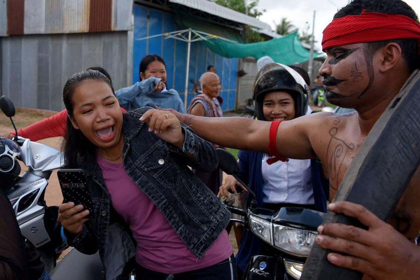 Los manifestantes desfilan durante el festival anual «Pring Ka-Ek» o «casa del espíritu» para orar por la fortuna y la lluvia en las afueras de Phnom Penh