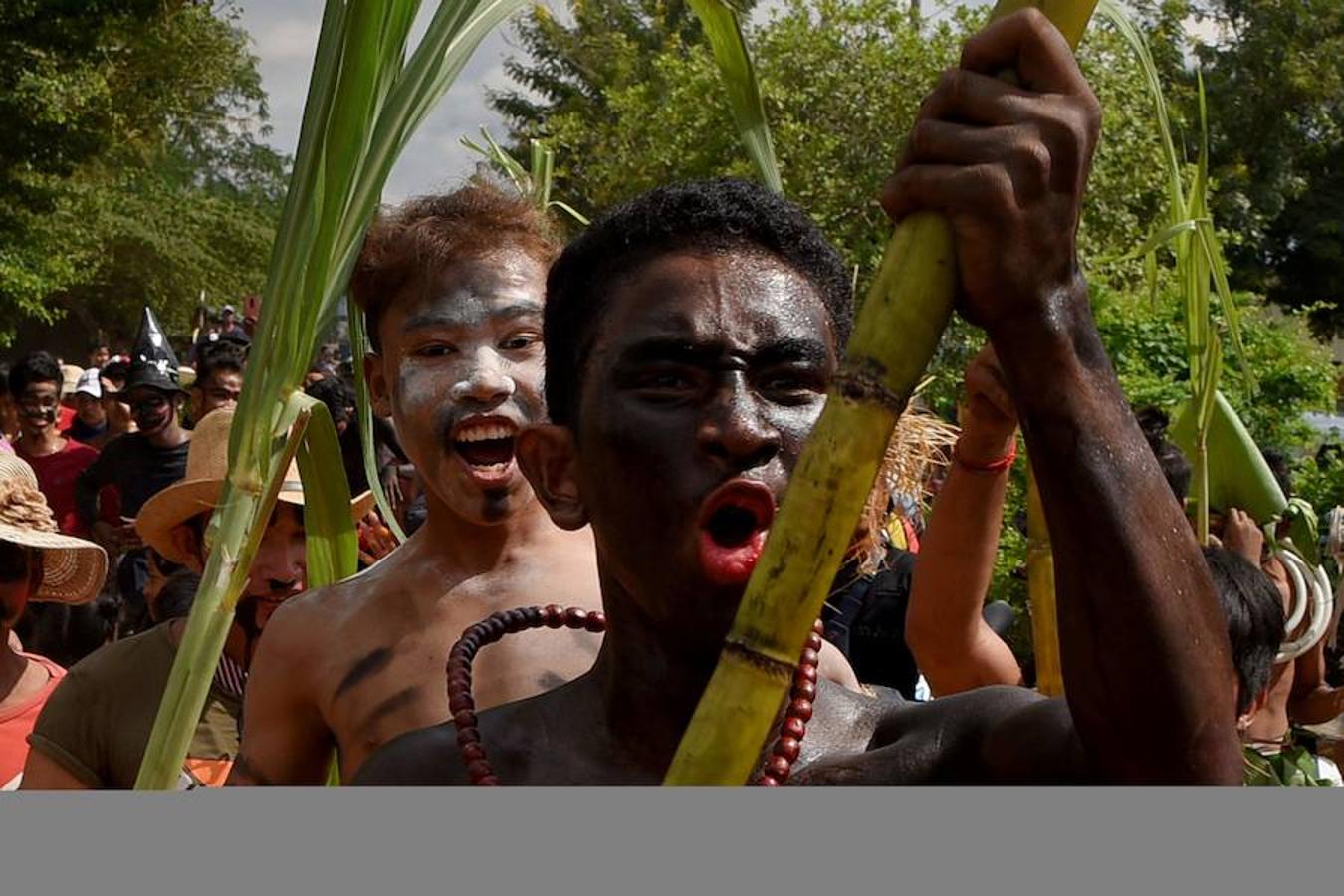 Los manifestantes desfilan durante el festival anual «Pring Ka-Ek» o «casa del espíritu» para orar por la fortuna y la lluvia en las afueras de Phnom Penh