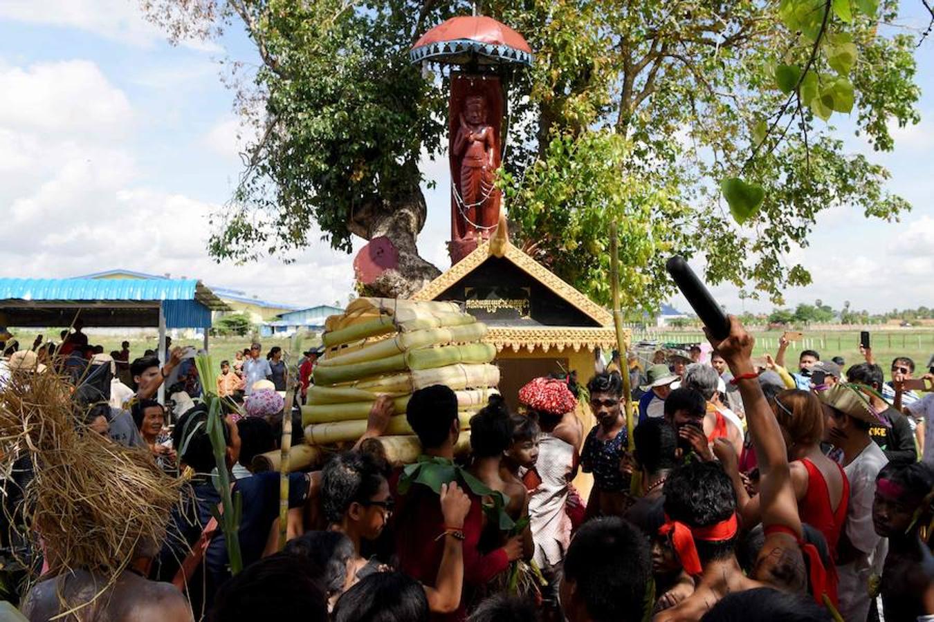 Los manifestantes desfilan durante el festival anual «Pring Ka-Ek» o «casa del espíritu» para orar por la fortuna y la lluvia en las afueras de Phnom Penh