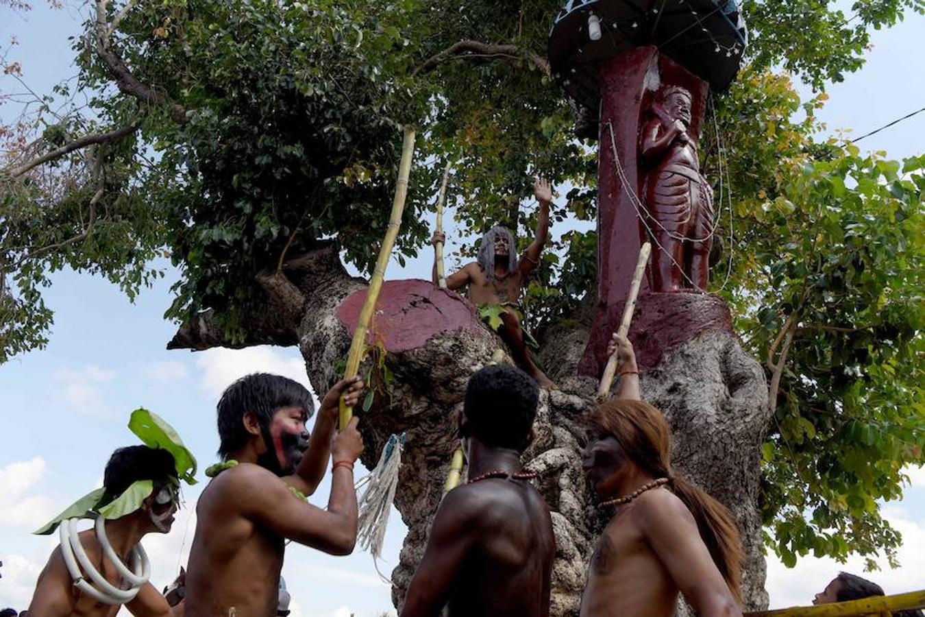 Los manifestantes desfilan durante el festival anual «Pring Ka-Ek» o «casa del espíritu» para orar por la fortuna y la lluvia en las afueras de Phnom Penh