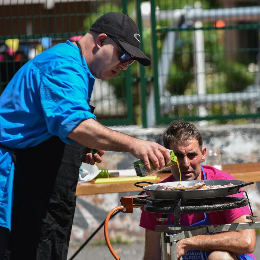  La agenda del sábado ha arrancado, a las 11.00 horas, con el campeonato de toka y bote en la plaza Txirrita. La tamborrada infantil ha recorrido las principales calles del barrio acompañada por la txaranga Arraiketai. A esa misma hora, ha comenzado el IX Concurso de paellas en el patio del colegio cuyo jurado estará compuesto por miembros del restaurante Arzak.