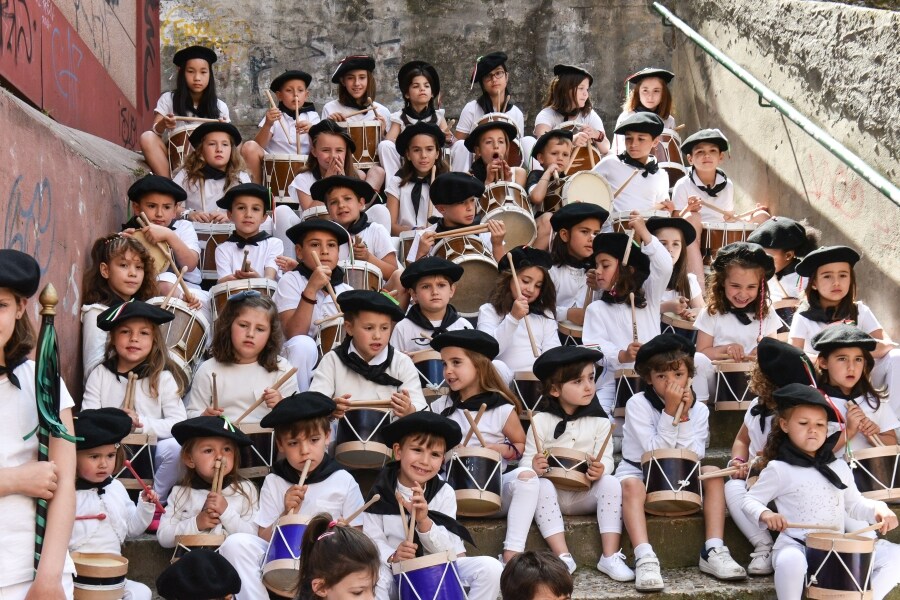  La agenda del sábado ha arrancado, a las 11.00 horas, con el campeonato de toka y bote en la plaza Txirrita. La tamborrada infantil ha recorrido las principales calles del barrio acompañada por la txaranga Arraiketai. A esa misma hora, ha comenzado el IX Concurso de paellas en el patio del colegio cuyo jurado estará compuesto por miembros del restaurante Arzak.