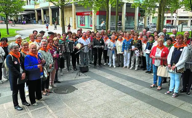 Kantujira y batukada. Ayer se unieron las voces de la kantujira de Beasain y el kantupoteo de Idiazabal con el grupo Kuxkutu, y salió la batukada feminista.