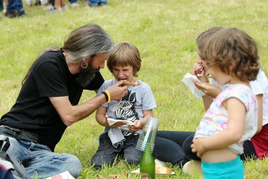 Ekainberri ha vivido una de sus jornadas más especiales del año. Ekainfest transformó el valle de Sastarrain en un gran campamento de la Prehistoria, donde los asistentes, en su mayoría público familiar, pudieron ver cómo hacían fuego nuestros antepasados de hace 14.000 años, cómo vestían o cómo cazaban.