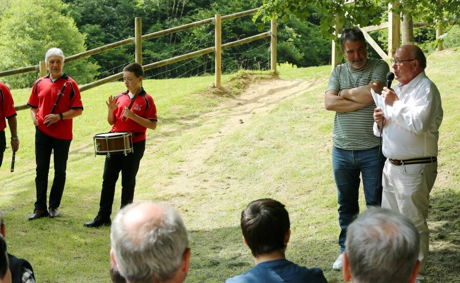 Ekainberri ha vivido una de sus jornadas más especiales del año. Ekainfest transformó el valle de Sastarrain en un gran campamento de la Prehistoria, donde los asistentes, en su mayoría público familiar, pudieron ver cómo hacían fuego nuestros antepasados de hace 14.000 años, cómo vestían o cómo cazaban.