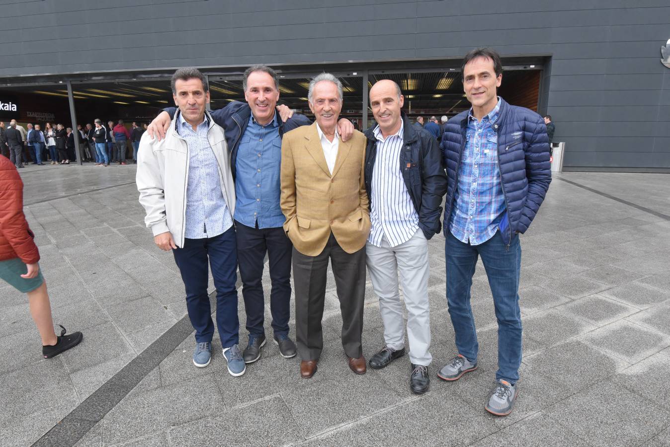 La final entre Irribarria y Urrutikoetxea ha reunido a miles de personas en Bilbao, entre las que estaban Iñigo Urkullu o Lorenzo Juarros. 